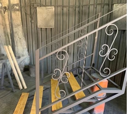 Лестница-крыльцо на металлическом каркасе к дому 