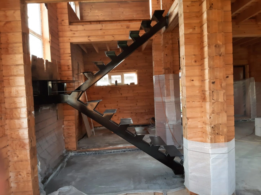 Лестница на монокосоуре в частный дом П-образная 