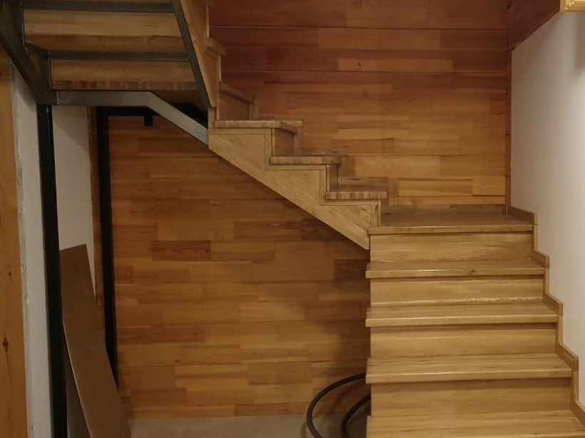 Лестница закрытого типа из профильной трубы с обшивкой деревом из сосны
