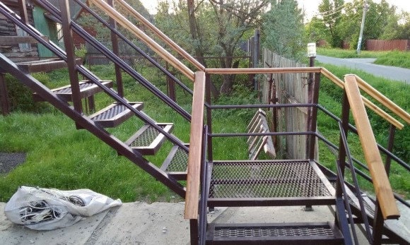 Лестница металлическая уличная с просечкой