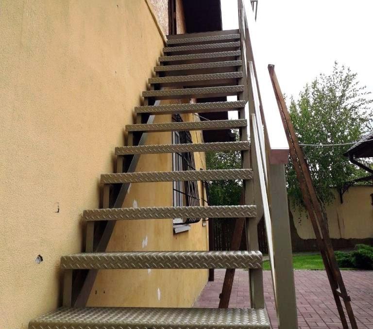 Уличная лестница с площадкой и ступенями из рифленого листа 